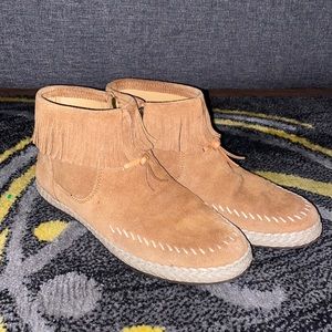 Ugg tassel boot size 10